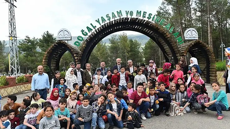 'Suriyeli yetimler mini hayvanat bahçesinde'