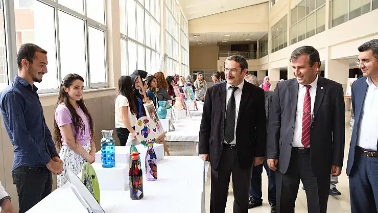 'Adıyaman Üniversitesinde kolaj ve seramik sergisi'