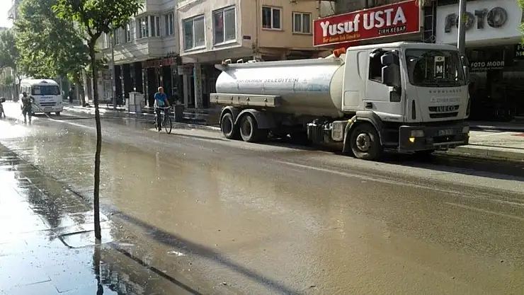 'Belediye ekiplerince çarşı merkezinde temizlik yapıldı'