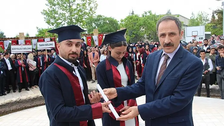 'FÜ İnsani ve Sosyal Bilimler Fakültesinde 43. mezuniyet töreni'