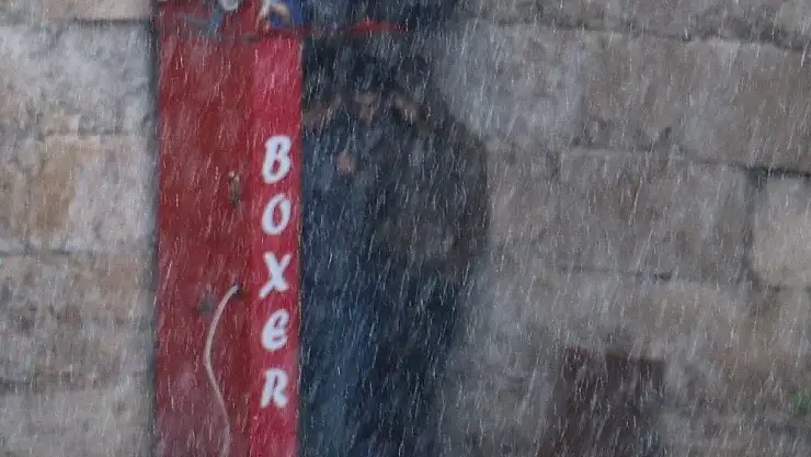 'Aniden bastıran yağmura yakalanan 4 kafadardan ilginç çözüm'