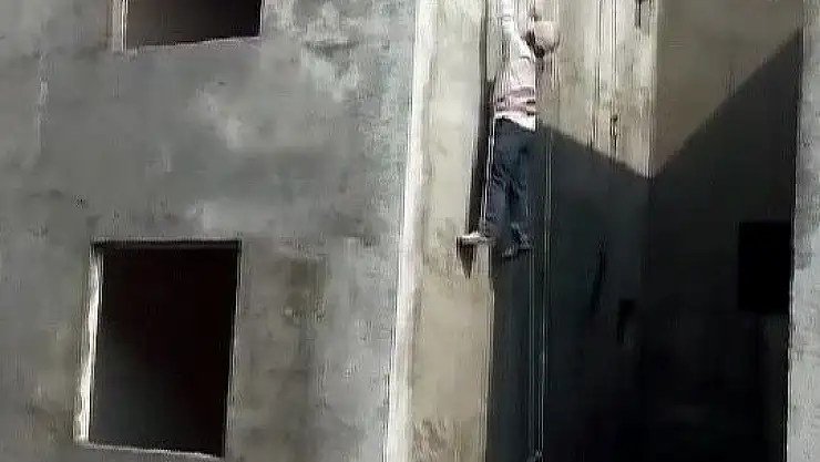 'İskele yere düştü, işçi havada kaldı'