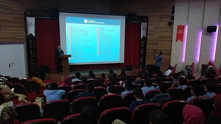 'Park Hospital Hastanesinden öğrencilere seminer'