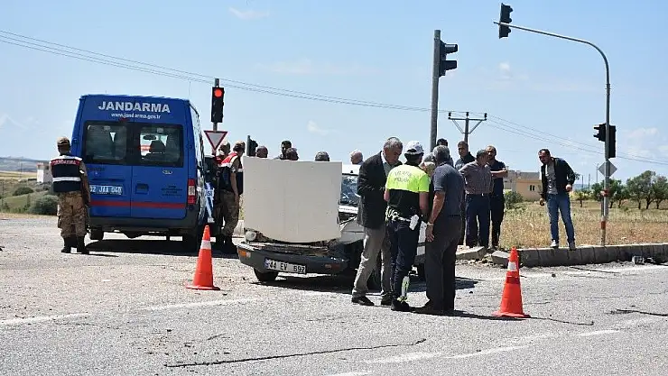 'İki otomobil çarpıştı: 2 yaralı'