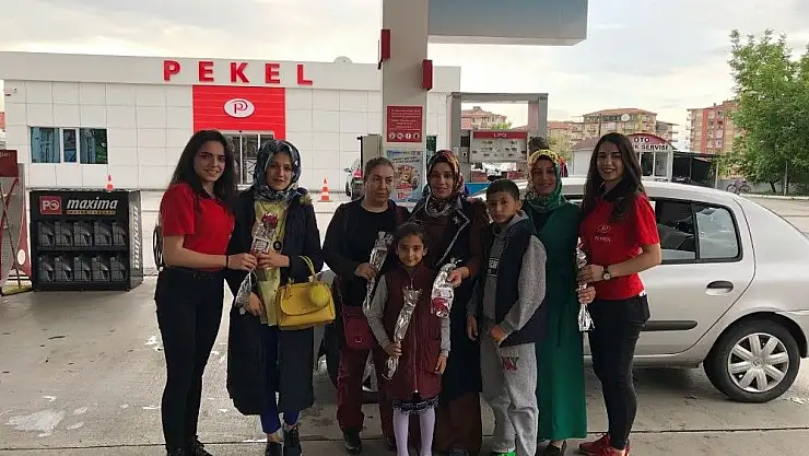 'Yakıt alan annelere gül sürprizi'