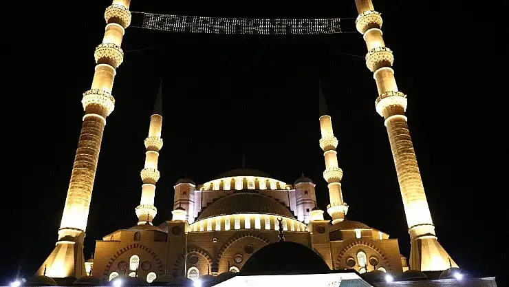 'Abdülhamit Han Camii´nde 10 bin kişiyle ilk teravih'