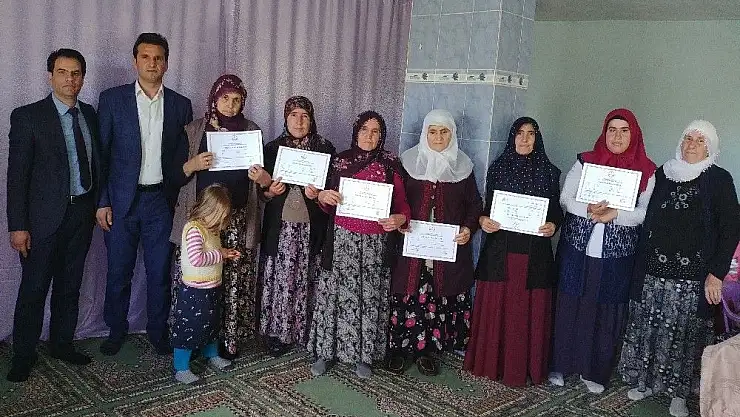 'Başarılı kursiyerlere sertifikaları verildi'