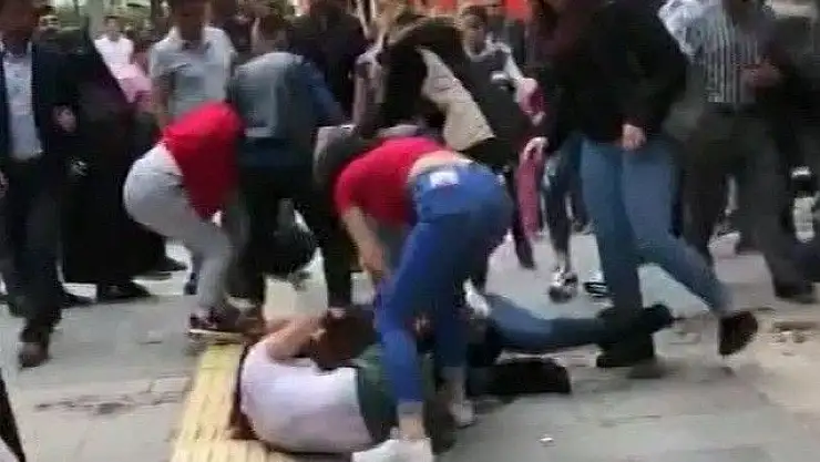 'Cadde ortasında kızlar birbirine girdi'