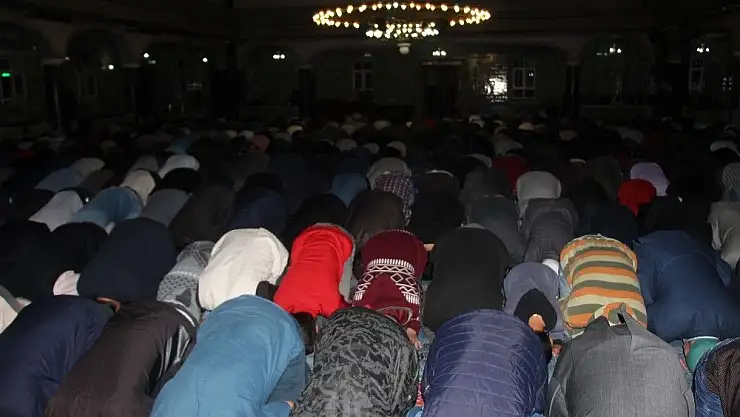 'İlk teravih namazında camiler doldu'