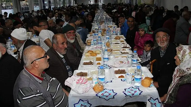 'Sivas´ta 2 bin kişi iftar çadırında orucunu açtı'