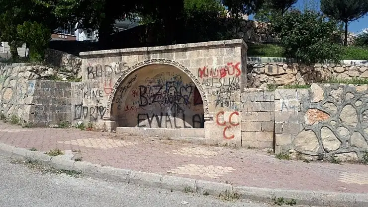 'Bakımsız kalan tarihi çeşme tepkilere neden oluyor'