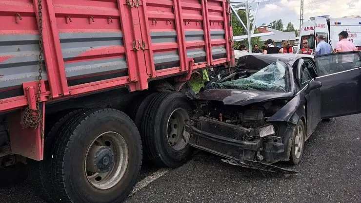 'Otomobil kamyona arkadan çarptı: 5 yaralı'