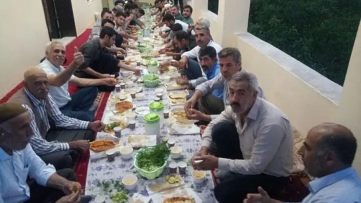 'Köyün gençleri tüm köye iftar yemeği verdi'