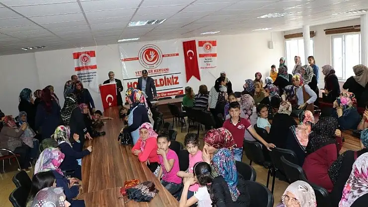 'Yetimlere gıda paketi yardımı'