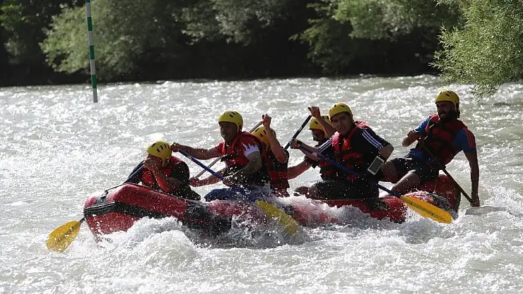 'Günün rafting yarışını Vali Sonel tamamladı'
