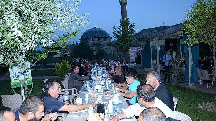 'Eser, ihtiyaç sahibi ailelerle iftarda buluştu'