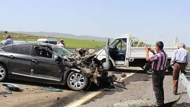 'Otomobil, kamyonete arkadan çarptı:3 yaralı'