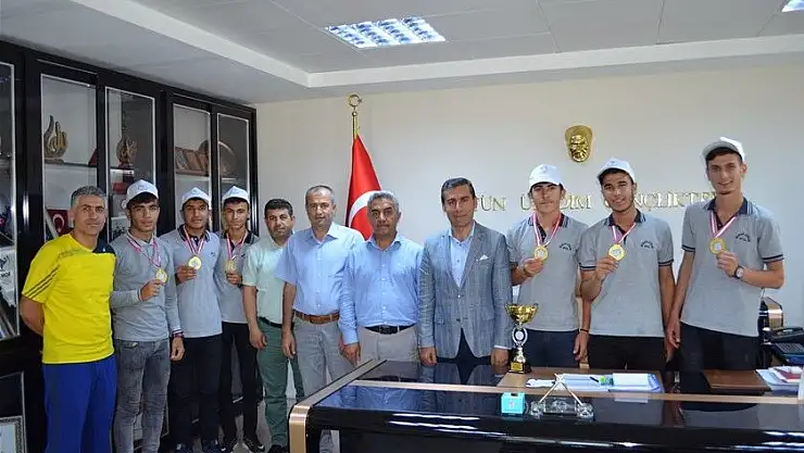 'Bowlingciler elde ettikleri başarıyı Müdür Keleş ile paylaştı'