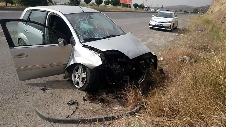 'Kontrolden çıkan otomobil kayalıklara çarptı: 2 yaralı'