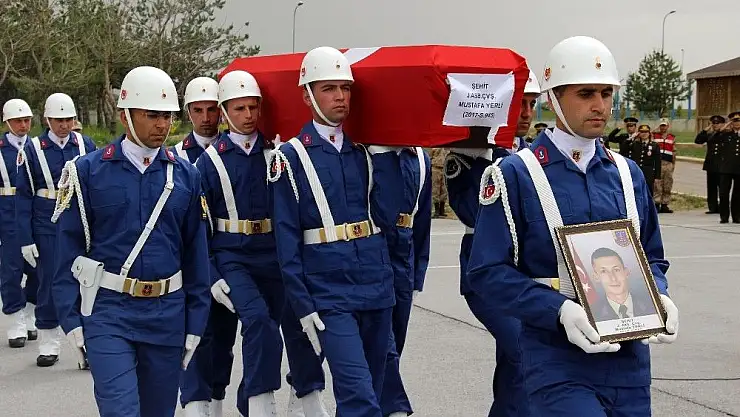 'Silah arkadaşının kaza kurşunuyla şehit olan astsubay memleketine uğurlandı'