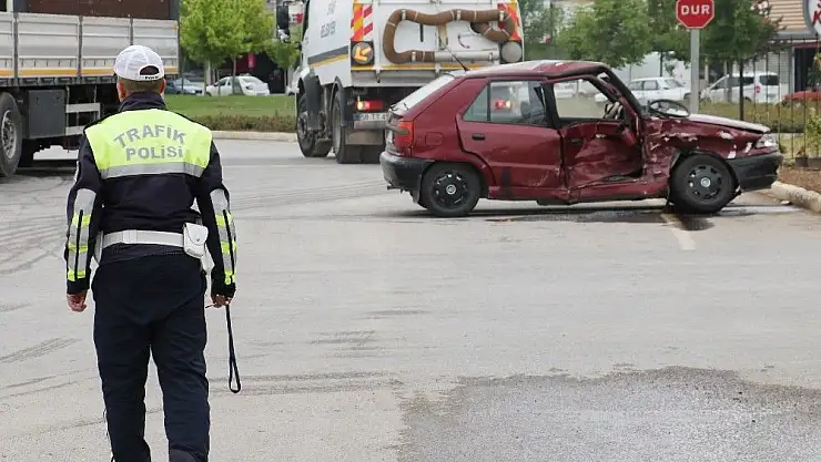 'Çevik kuvvet polislerini taşıyan minibüs kaza yaptı: 2 yaralı'