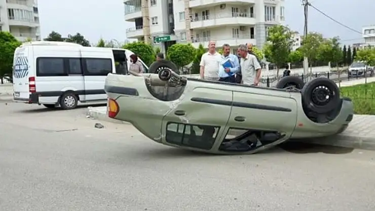 'Öğrenci servisiyle çarpışan otomobil takla attı: 1 Yaralı'