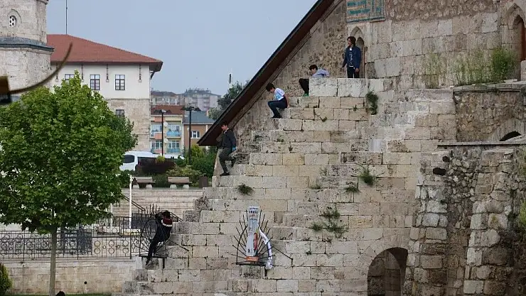 'Çifte Minareli Medrese´de tehlikeli oyun'