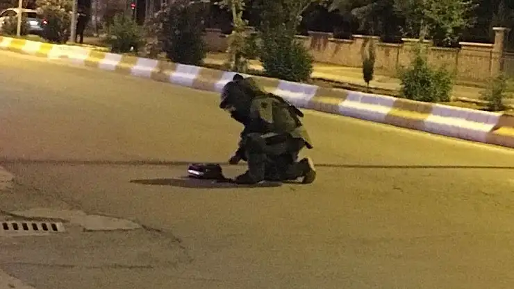 'Şüpheli kol çantasından makyaj malzemeleri çıktı'