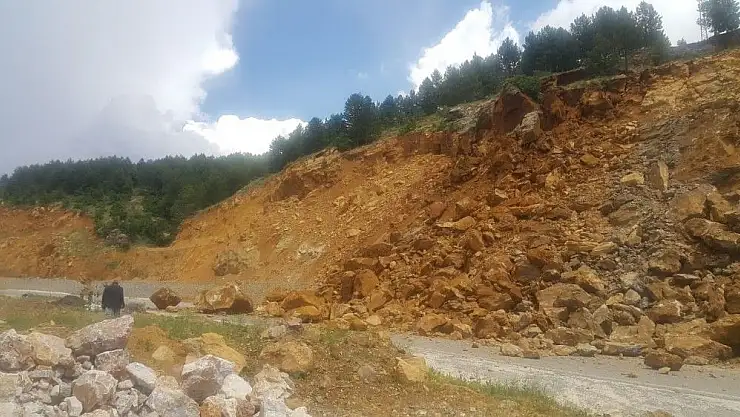 'Çelikhan-Yeşilyurt yolunda heyelan'