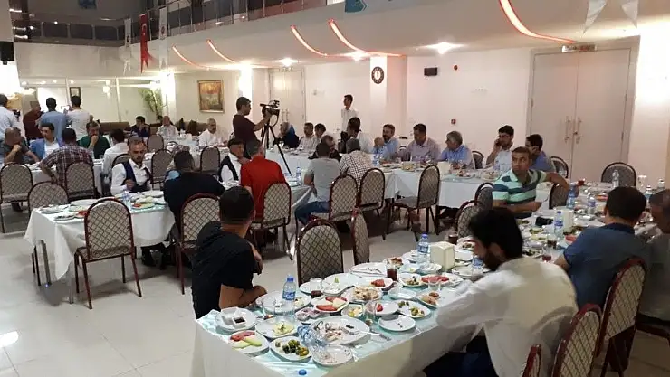 'AK Parti gazetecilerle sahurda bir araya geldi'