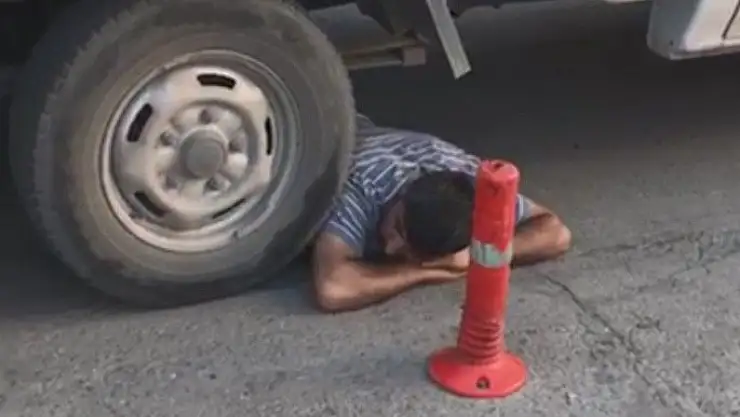 'Seyyar satıcı, zabıta aracının altına girdi'