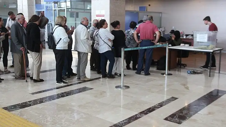 Gurbetçiler oy kullanmaya devam ediyor