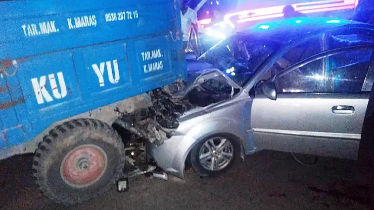 'Otomobil traktör römorkuna çarptı: 5 yaralı'