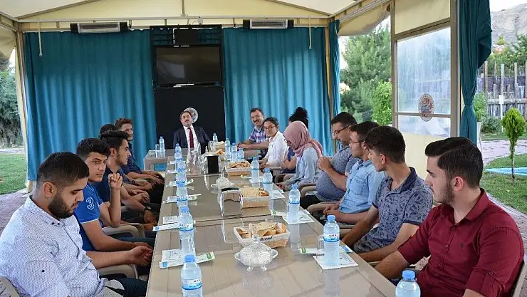 'Eser, öğrencilerle bir araya geldi'