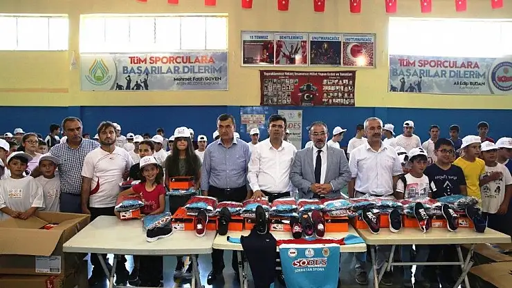 'Yaz spor okullarına katılan öğrencilere malzeme desteği'