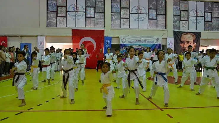 'Yaz spor okulları törenle açıldı'