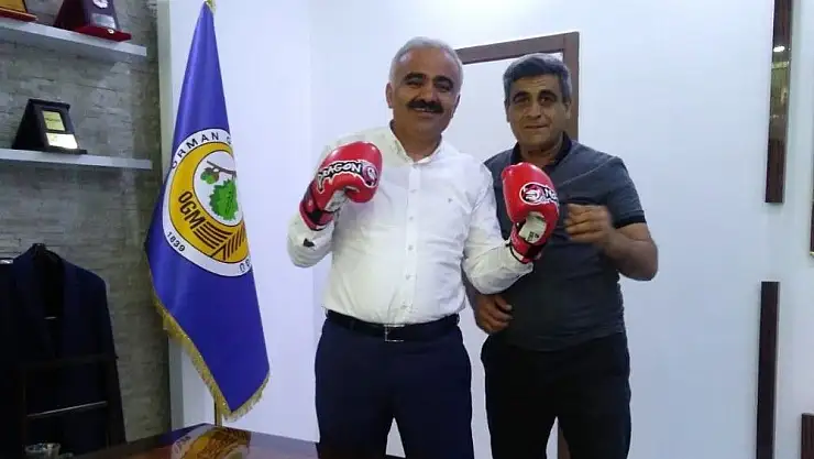 'Adıyamanlı sporcular Doğan´a boks eldiveni hediye etti'