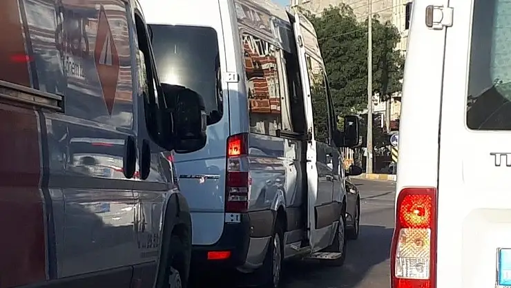 'Kapısı açık olan tekstil minibüsleri kazaya davetiye çıkarıyor'