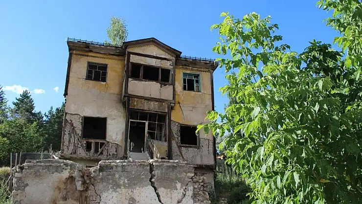 'Defineciler metruk binaları mesken tuttu'