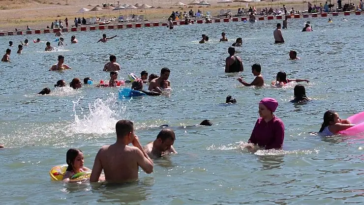 'Hazar Gölü tatilcilerin akınına uğradı'