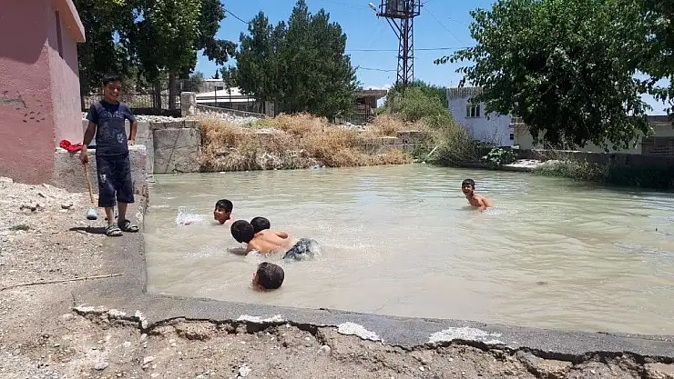'Yaşı küçük çocuklar köy havuzlarında serinliyor'
