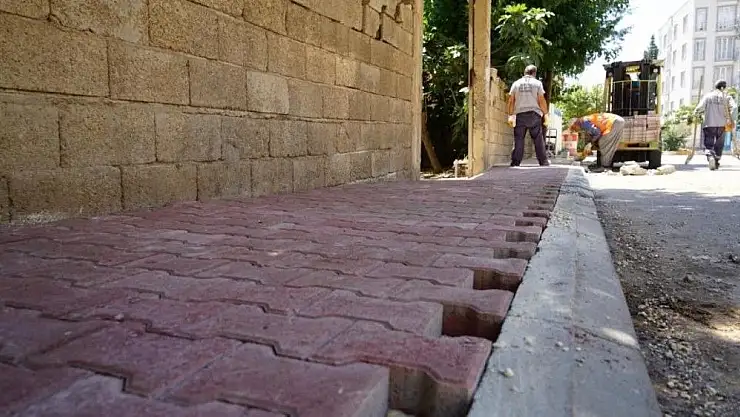 'Malazgirt Mahallesinde kaldırım çalışması'