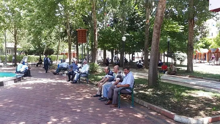 'Sıcak havada bunalan vatandaşlar serin yerlere kaçıyor'