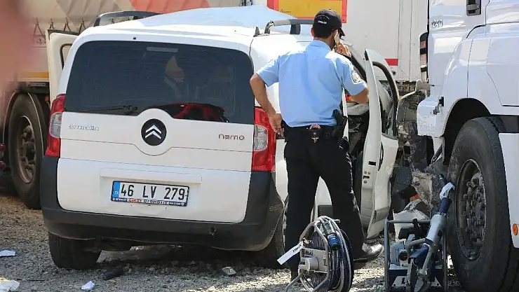 'Hafif ticari araç tıra çarptı: 2 ölü, 2 yaralı'