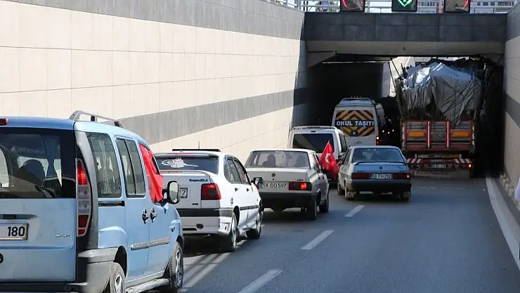 'Hurda yüklü tır alt geçitte sıkıştı'