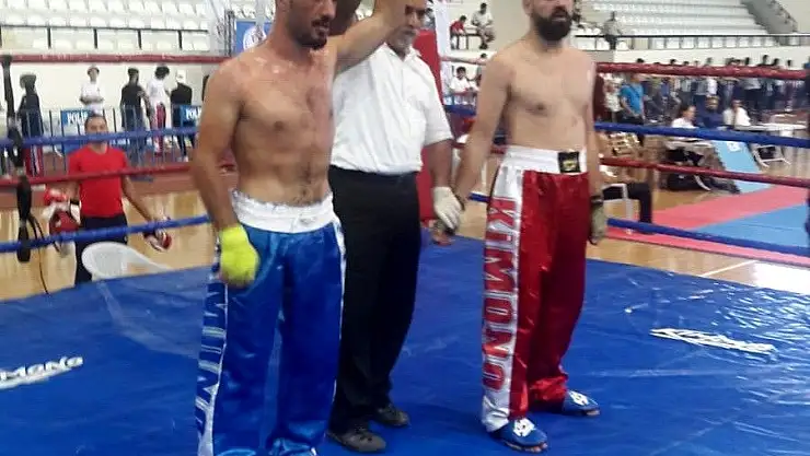 'Kick Boks sporcuları madalya ile döndü'