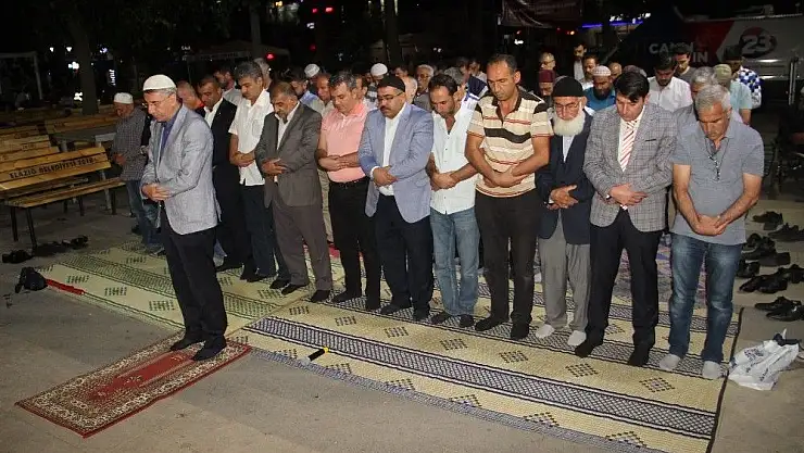 'Demokrasi nöbeti sabah namazı ile sona erdi'