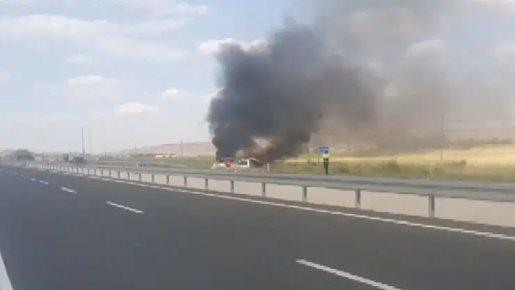 'Kaza yapan minibüs saatler sonra alev alev yandı'