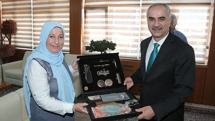 'Şehit ailesi şehitler meydanında'