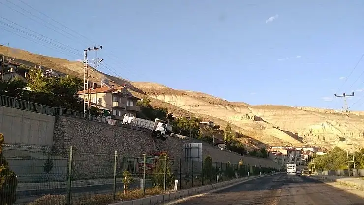 'Freni patlayan kamyon istinat duvarında asılı kaldı'